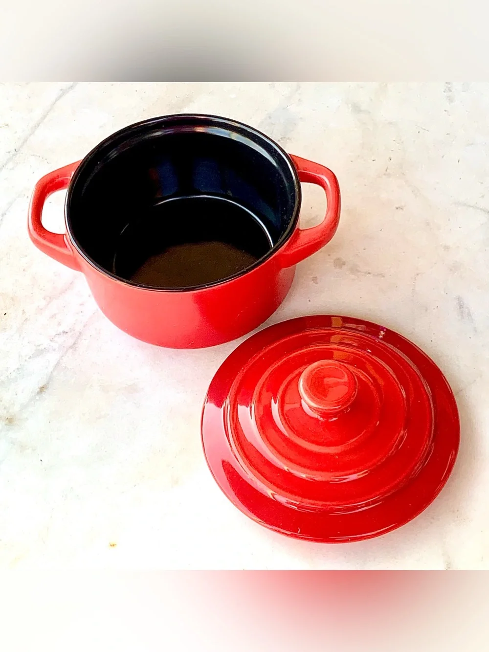 TABLE FASHION MINI COCOTTE CERAMIC STONEWARE RED BLACK 4 INCH BY 2 INCH NEW
